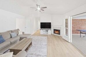 Huis, 3 slaapkamers | Woonruimte | Een smart-tv en streamingdiensten