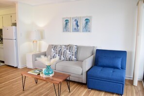 Condo, 1 Bedroom | Ruang tamu | Perkhidmatan penstriman 