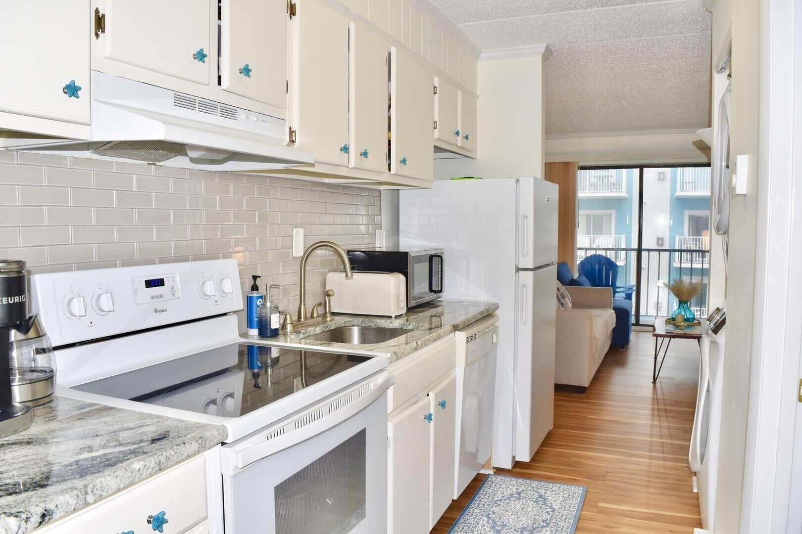 Condo, 1 phòng ngủ | Bếp riêng | Tủ lạnh, dụng cụ pha cà phê/trà, lò nướng bánh mì 