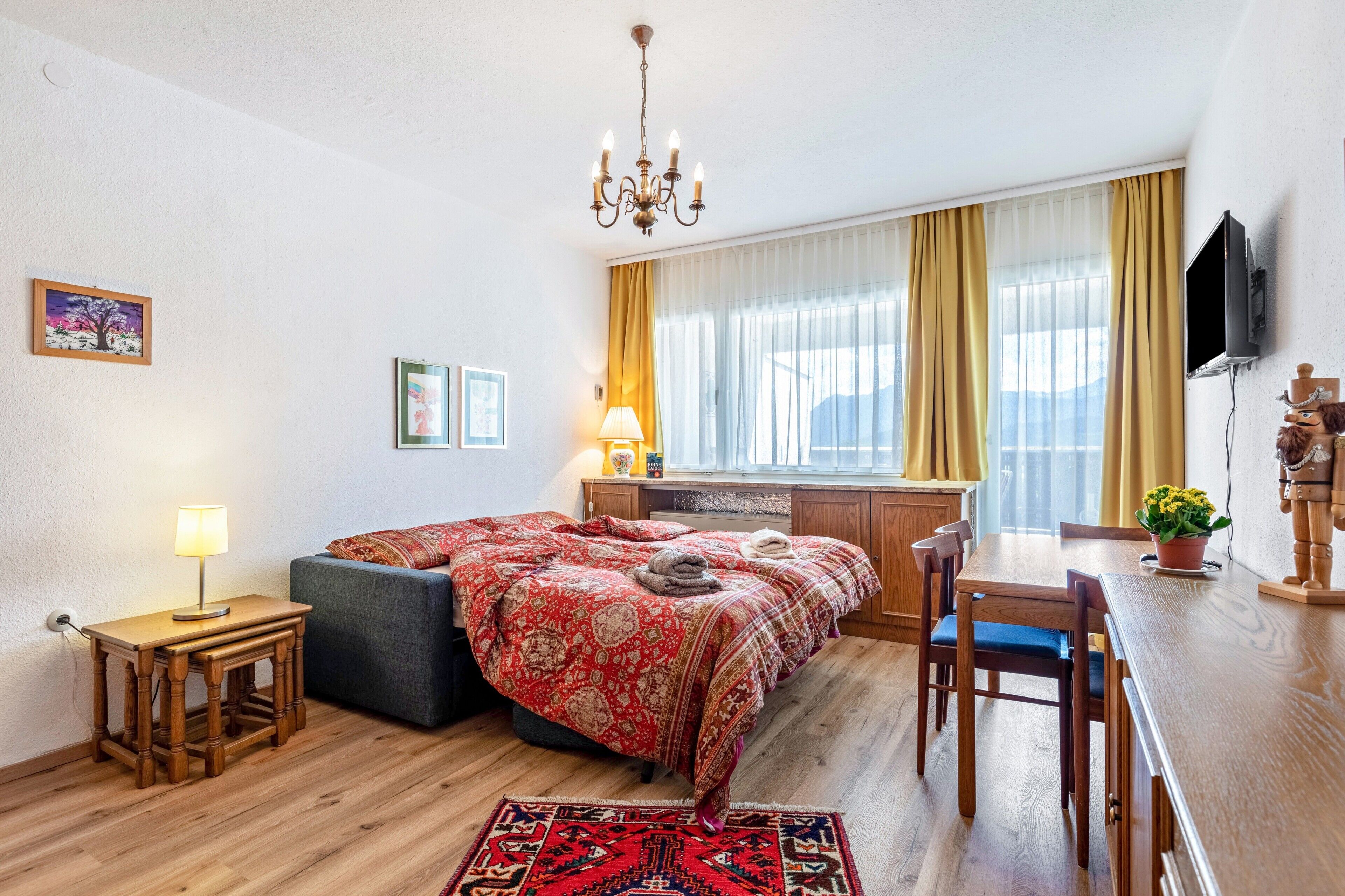 1 bedroom, bed sheets