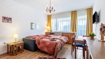 1 bedroom, bed sheets
