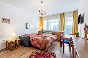 1 bedroom, bed sheets