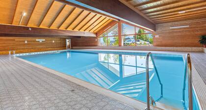 Grimmingblick Apartment with Pool and Spacious Terrace