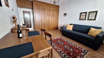 Fernseher, Tischtennisplatte, Stereoanlage
