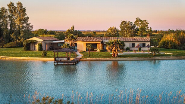 Ein Wohnhaus mit Pool, Pavillon und Terrassenbereich.