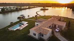 Ein Haus mit Pool, überdachter Terrasse und Blick auf einen Fluss.