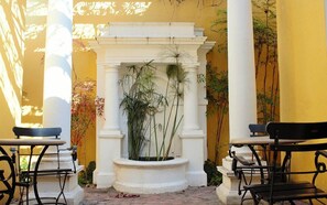 Fountain - Tintagel Guest House (Cape Town)