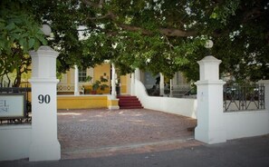Property grounds - Tintagel Guest House (Cape Town)