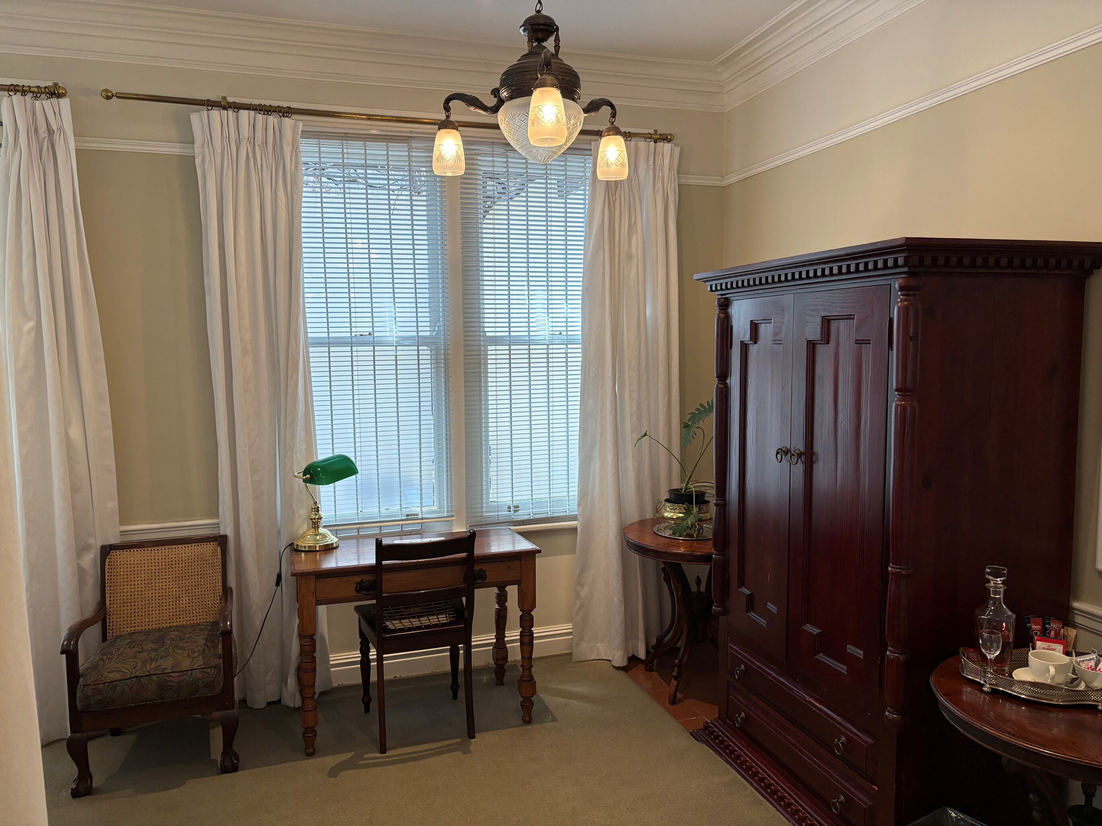 Double Room, 1 Queen Bed, Non Smoking | In-room safe, desk, laptop workspace, iron/ironing board