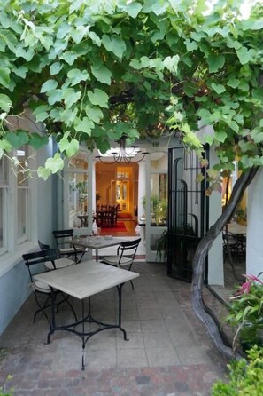 Outdoor dining - Tintagel Guest House (Cape Town)