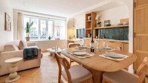 Eine moderne Wohnung mit Essbereich, Küche und Wohnbereich.