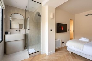 Iron/ironing board, free WiFi - Élégance & Confort au Cœur de Paris  (Paris)