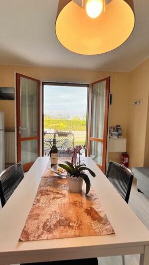 Dining - Comfortable apartment in very quiet setting for relaxing vacation (Peschiera del Garda)