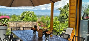 Outdoor dining - Vrbo Property (Saint-Cergues)