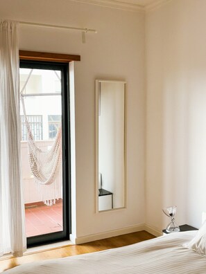 1 dormitorio, tabla de planchar con plancha, wifi y ropa de cama