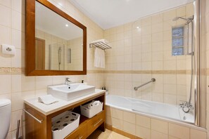 Douche, sèche-cheveux, serviettes fournies