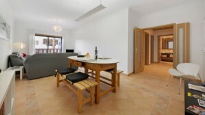 Un soggiorno moderno con un tavolo rotondo in legno, un divano e un'area pranzo.
