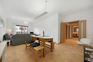 Dining - Muralhas View Apartment – Modern Comfort Near Lagos Old Town and Beaches (Lagos)