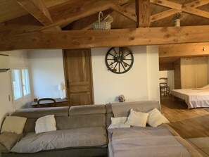 Living area - Vrbo Property (Frontignan)