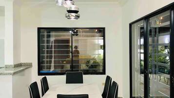 Appartamento, 2 camere da letto, piscina privata | Ristoranti