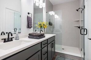 Shower, hair dryer, towels, shampoo - Luxury Townhouse with Skyline Views & Rooftop BBQ (Indianapolis)