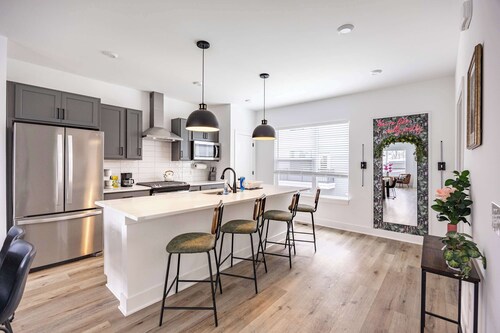 Luxury Townhouse with Skyline Views & Rooftop BBQ