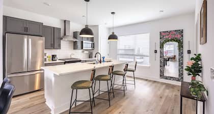 Luxury Townhouse with Skyline Views & Rooftop BBQ