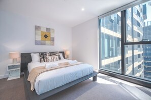 2 bedrooms, desk, iron/ironing board, free WiFi - Luxury 2BR1BA Apt MQ+ Pool+Gym in Mel  Docklands (Docklands)