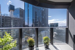 Property grounds - Luxury 2BR1BA Apt MQ+ Pool+Gym in Mel  Docklands (Docklands)