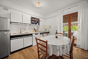 Fridge, stovetop, coffee/tea maker, electric kettle - Casa Melita / Apartment with balcony Anina (Rovinj)