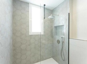 Secadora de cabello, bidet, toallas, papel de baño 