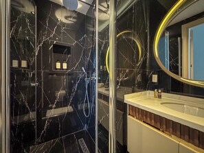 Een douche, handdoeken, zeep, toiletpapier