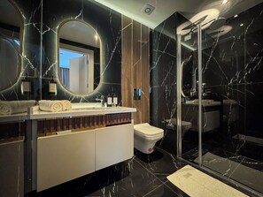 Shower, towels, soap, toilet paper - Qoople Legend D-16 Premium 2-bedroom apartment in Alanya by the sea (Alanya)