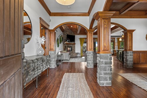 Luxury with Home Theater, Pool and Outdoor kitchen