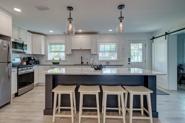 Fridge, microwave, oven, stovetop - A Perfect Place: Newly Remodeled Ground Level with Pool! (Holmes Beach)