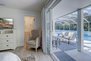 Smart TV, books - A Perfect Place: Newly Remodeled Ground Level with Pool! (Holmes Beach)