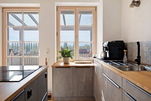 Fridge, oven, stovetop, dishwasher - Feierabend at the Kaiserstuhl – Modern Apartment with Scenic Views (Bötzingen)