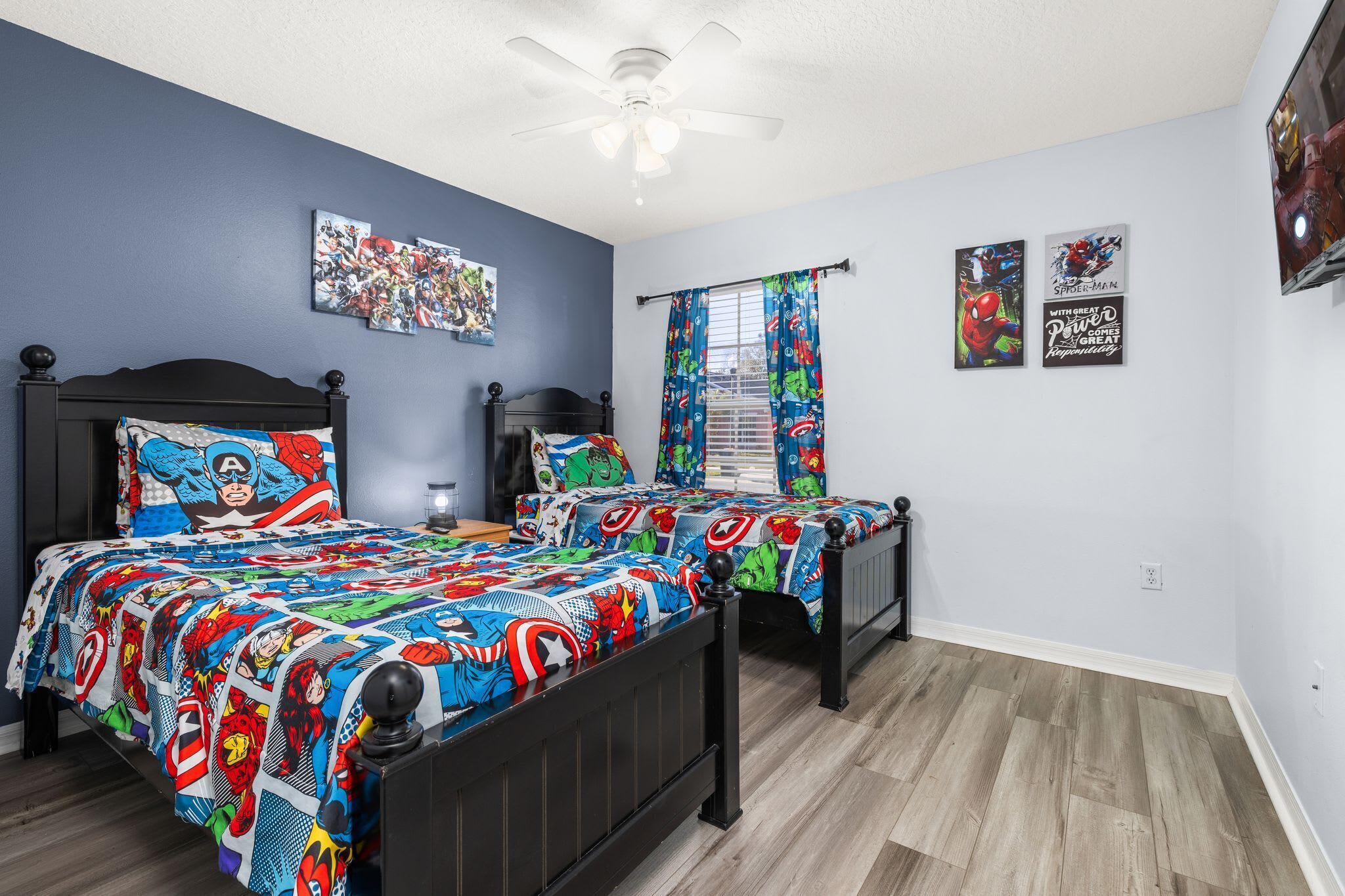 Un dormitorio con cama, ventilador de techo y decoración en la pared.