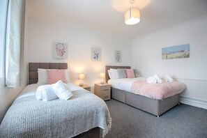 2 bedrooms, iron/ironing board, travel cot, WiFi - City Access • 3 Beds • Parking • Smart TVs (Saint Thomas)