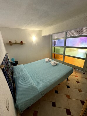 1 camera, ferro/asse da stiro, lenzuola
