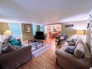 Living area - Captain's Quarters-Close to town, Screened Porch, Outdoor Shower (Chincoteague Island)