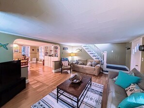 Living area - Captain's Quarters-Close to town, Screened Porch, Outdoor Shower (Chincoteague Island)