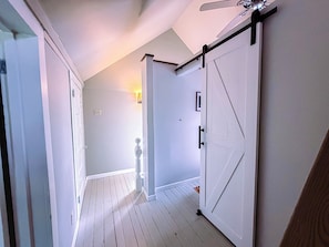 Interior - Captain's Quarters-Close to town, Screened Porch, Outdoor Shower (Chincoteague Island)
