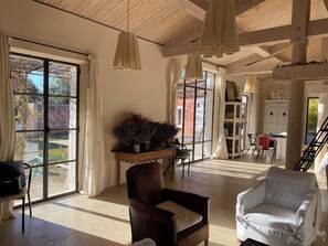 Living area - Haven of peace overlooking the Luberon - Swimming pool, charming, peaceful (Cabrières-d'Avignon)