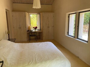 Room - Haven of peace overlooking the Luberon - Swimming pool, charming, peaceful (Cabrières-d'Avignon)