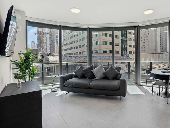 Smart TV, offices - Skyline View Condo, Rooftop Pool & Private Balcony (Miami)