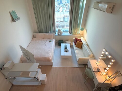 Spacious Loft  2 Queen Beds · Modern Comfort in Gangnam