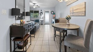 Una cocina moderna con comedor, ventilador de techo y vistas al exterior.
