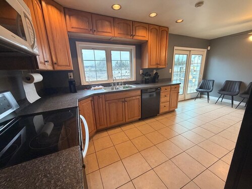 Get Away Casino is a Cozy 2-bedroom house in enchanting Bensalem with AC.