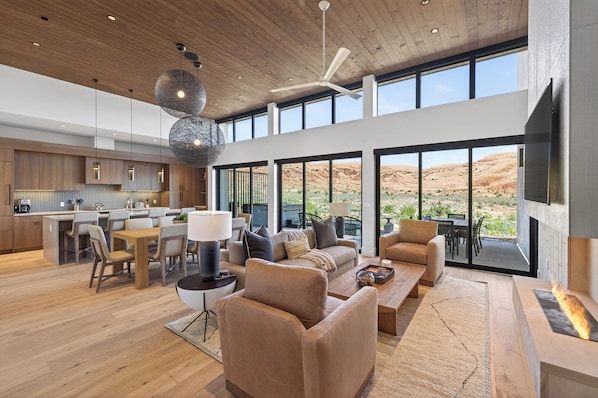 Smart TV, fireplace